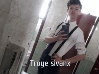 Troye_sivanx Cigare à moustache